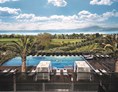 Wellnesshotel: Exklusiver Blick auf den Gardasee vom Sky Pool aus. - Quellenhof Luxury Resort Lazise