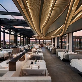 Wellnesshotel: Restaurant mit Cabrio-Dach und Blick auf den Gardasee - Quellenhof Luxury Resort Lazise
