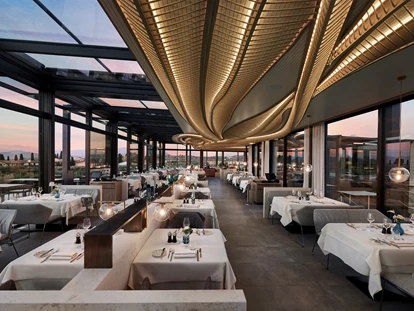 Wellnessurlaub - Babysitterservice - Restaurant mit Cabrio-Dach und Blick auf den Gardasee - Quellenhof Luxury Resort Lazise