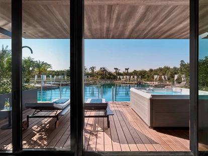 Wellnessurlaub - Babysitterservice - Suite Bella Bianca mit direktem Einstieg in den Naturbadeteich - Quellenhof Luxury Resort Lazise