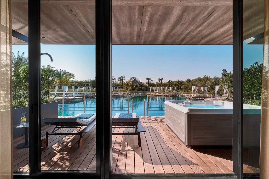 Wellnesshotel: Suite Bella Bianca mit direktem Einstieg in den Naturbadeteich - Quellenhof Luxury Resort Lazise