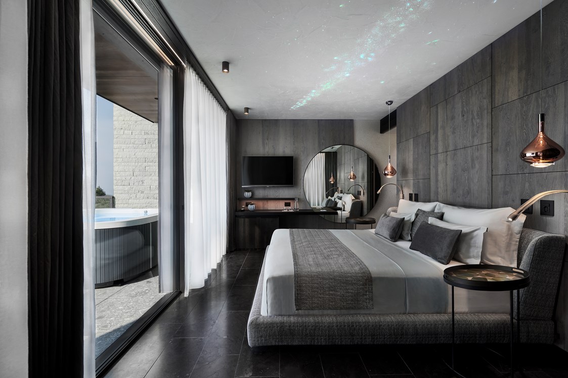 Wellnesshotel: Penthouse Pool Villa auf 2 Etagen (2 Doppelbettzimmer mit getrennten Badezimmern und großzügigem Wohnbereich) - Quellenhof Luxury Resort Lazise
