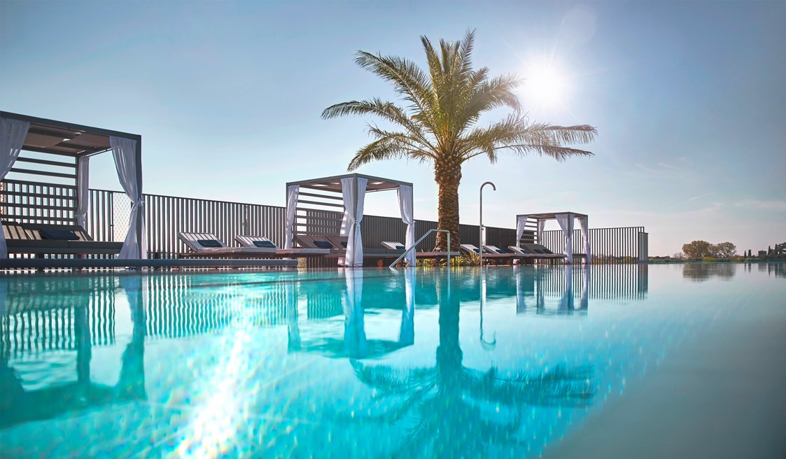 Wellnesshotel: Infinity Pool mit Blick auf den Gardasee - Quellenhof Luxury Resort Lazise