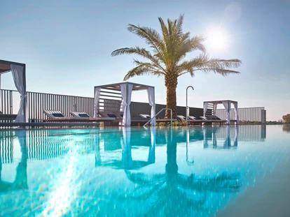Wellnessurlaub - Babysitterservice - Infinity Pool mit Blick auf den Gardasee - Quellenhof Luxury Resort Lazise