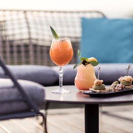 Wellnesshotel: Tiki Pool Bar mit leckeren Cocktail-Kreationen - Quellenhof Luxury Resort Lazise