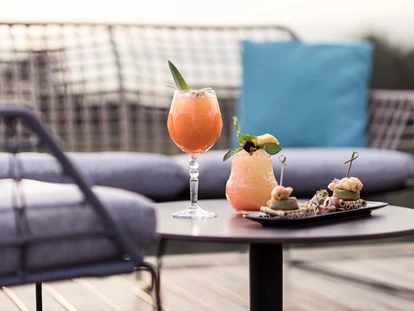 Wellnessurlaub - Babysitterservice - Tiki Pool Bar mit leckeren Cocktail-Kreationen - Quellenhof Luxury Resort Lazise