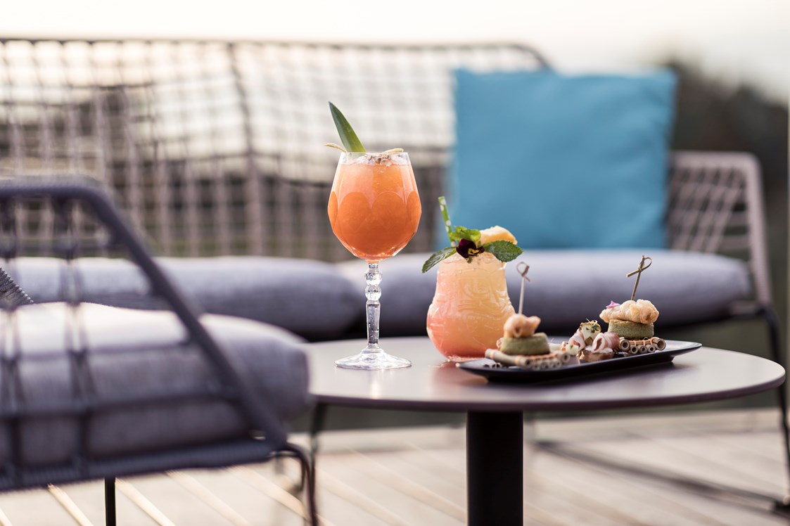 Wellnesshotel: Tiki Pool Bar mit leckeren Cocktail-Kreationen - Quellenhof Luxury Resort Lazise