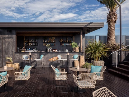 Wellnessurlaub - Babysitterservice - Tiki Pool Bar direkt am Infinity Pool  - Quellenhof Luxury Resort Lazise