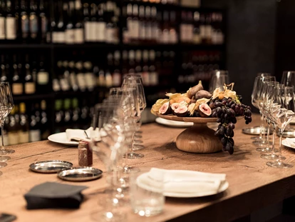 Wellnessurlaub - Babysitterservice - Exklusive Wein- und Käseverköstungen in der Enothek - Quellenhof Luxury Resort Lazise