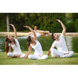 Wellnesshotel: Yoga im Garten - Vila Vita Parc Resort & Spa