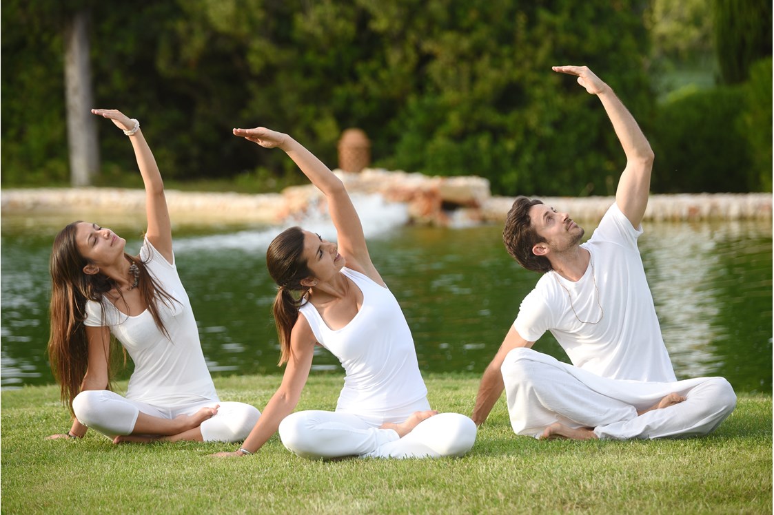 Wellnesshotel: Yoga im Garten - Vila Vita Parc Resort & Spa