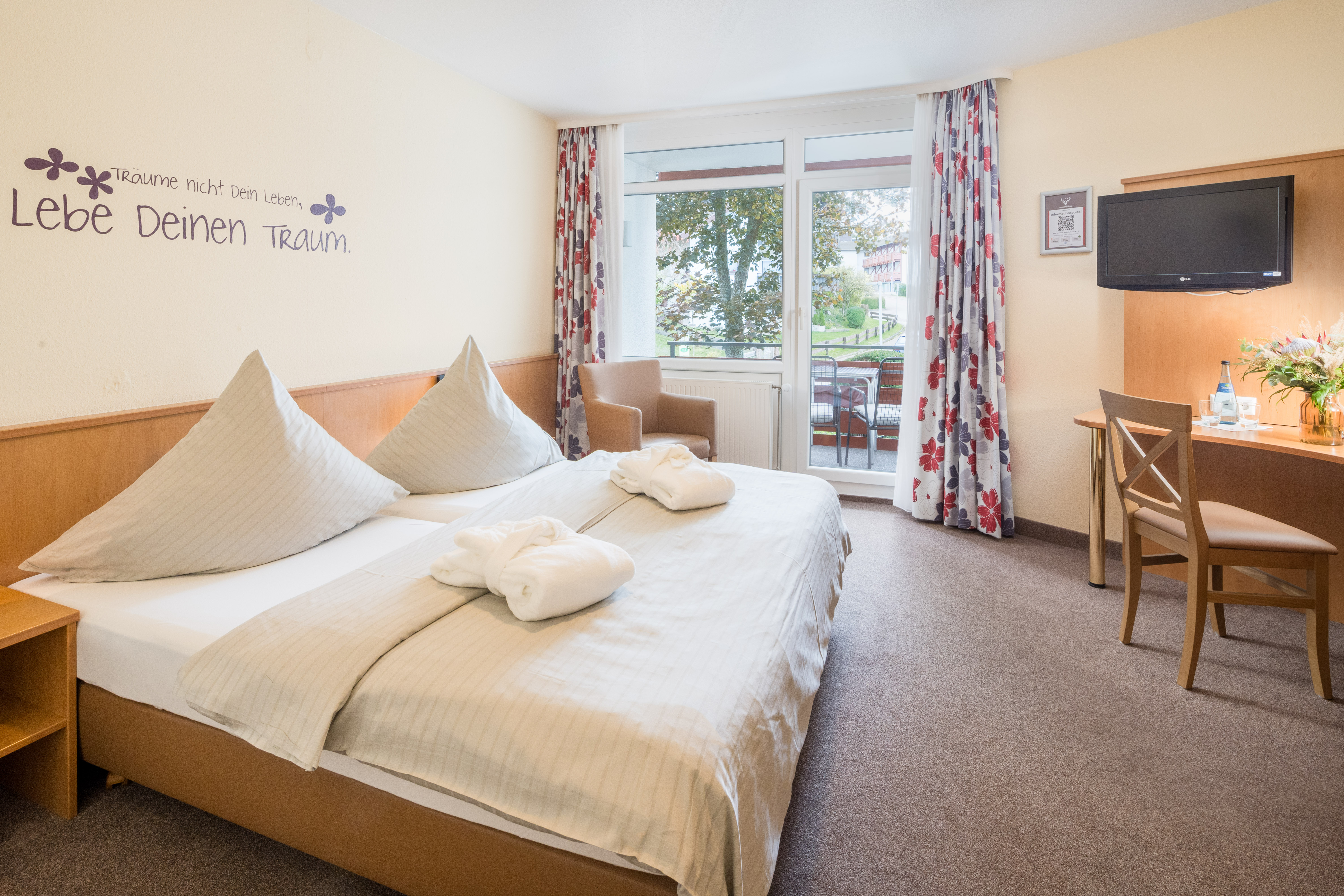 Wellnesshotel: Doppelzimmer Standard Haupthaus Beispiel - Hotel-Resort Waldachtal