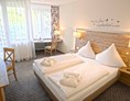Wellnesshotel: Doppelzimmer Standard Beispiel Haupthaus - Hotel-Resort Waldachtal