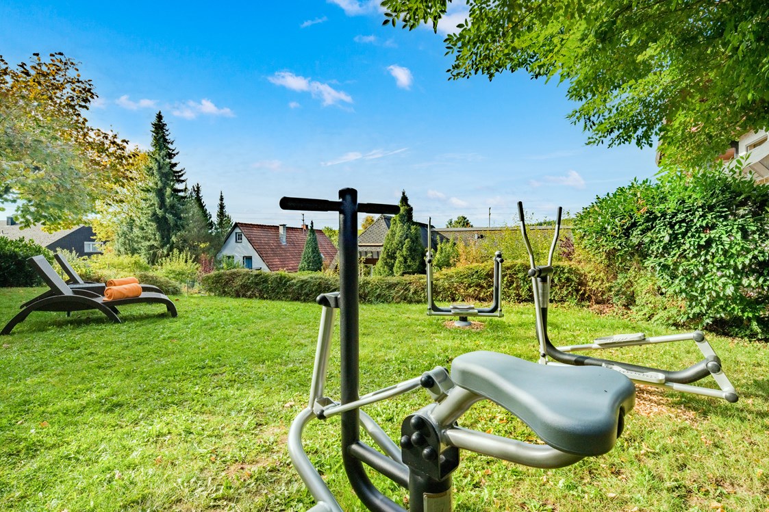 Wellnesshotel: Outdoor-Fitnessgeräte im Garten - Hotel-Resort Waldachtal