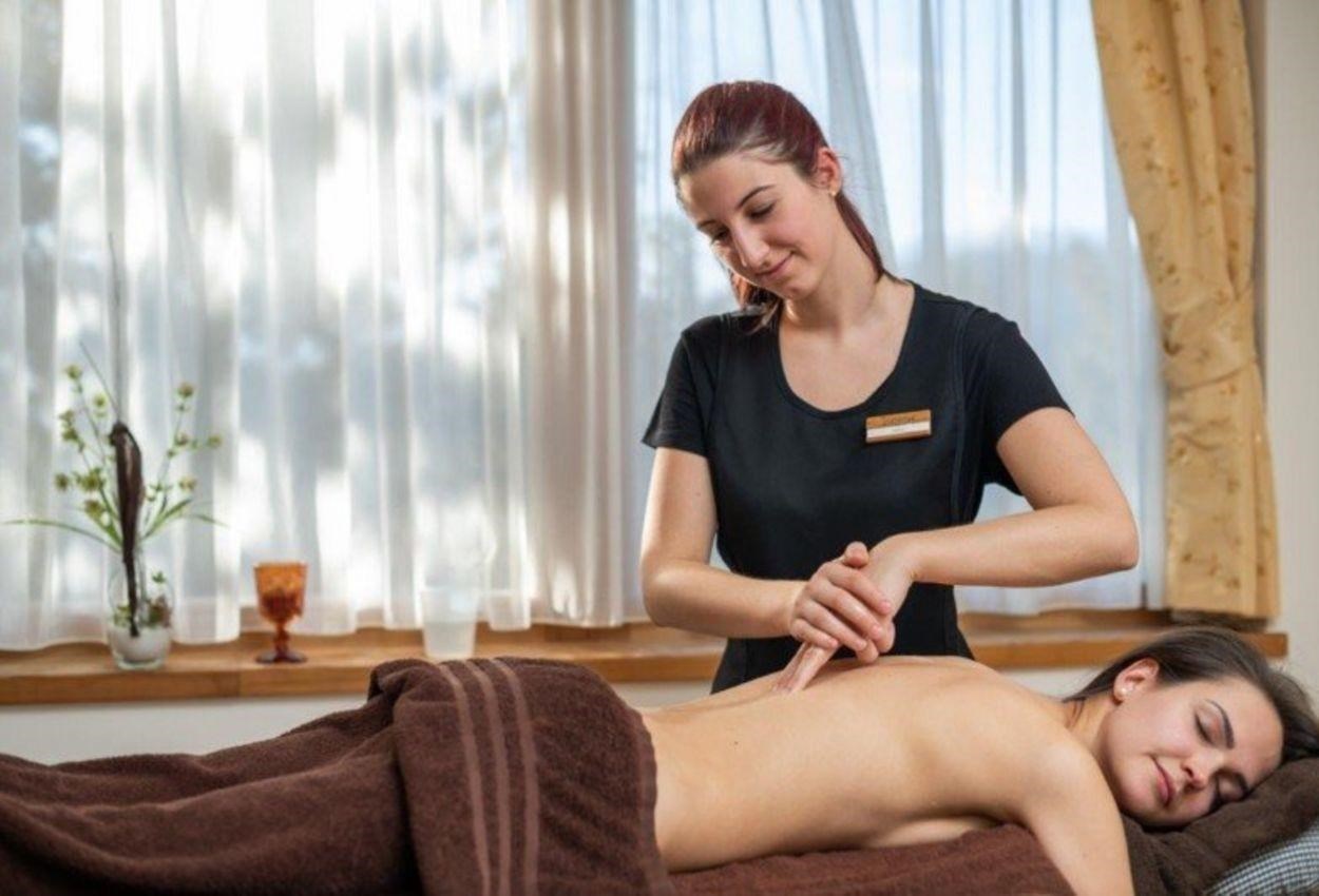 Tratterhof Mountain Sky® Hotel Massagen im Detail MONTE SILVA ZIRBENÖL WIRBELSÄULEN-MASSAGE