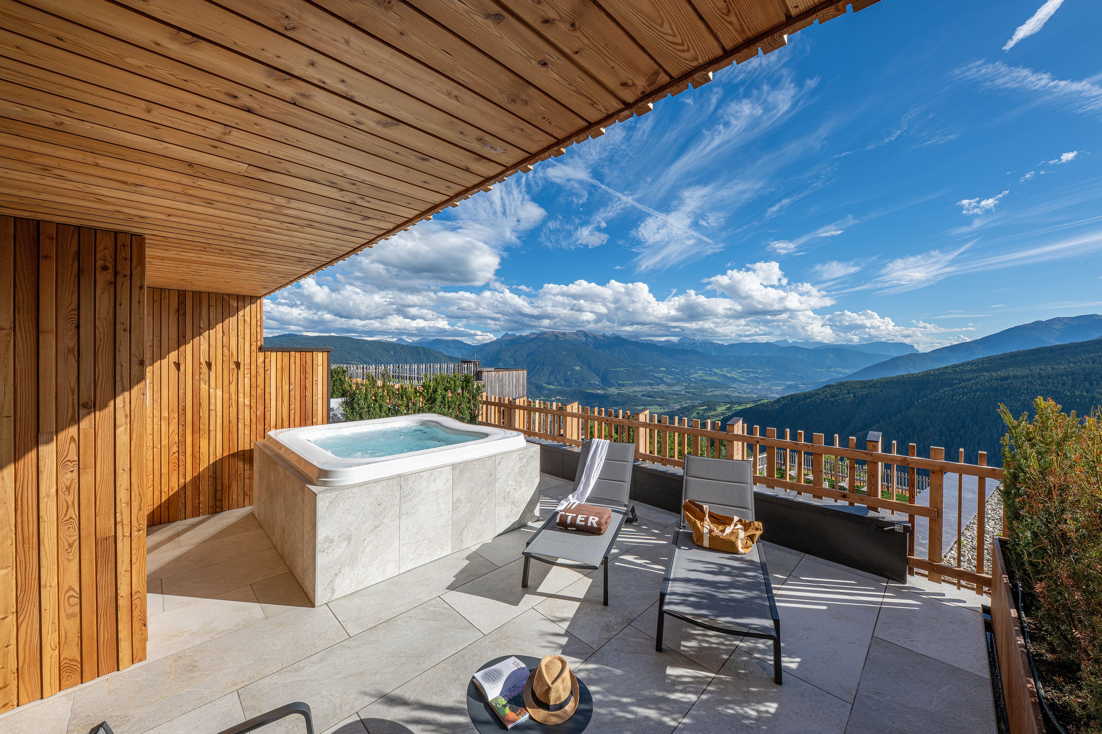 Tratterhof Mountain Sky® Hotel Zimmerkategorien LUXURY TERRASSENSUITE LARIX MIT WHIRLPOOL