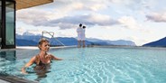 Wellnessurlaub - Pools: Infinity Pool - Tratterhof Mountain Sky Hotel
