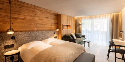 Wellnessurlaub - Dorf Tirol - Großzügige neue Suite L mit Klimaanlage, offenem, modernen Badezimmer, Holzboden, Dusch-WC - Activehotel Bergkönig