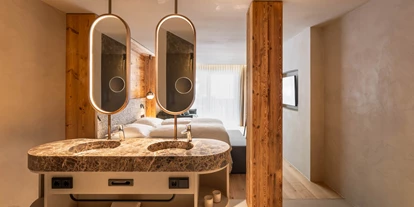 Wellnessurlaub - Dorf Tirol - Offenes, modernes Badezimmer in unseren neuen Suite - Activehotel Bergkönig