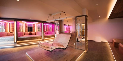 Wellnessurlaub - Dorf Tirol - Gemütlicher Ruheraum mit Kuschelkojen und Wasserbetten - Activehotel Bergkönig