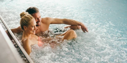 Wellnessurlaub - Dorf Tirol - Whirlfunktion im Indoorpool - Activehotel Bergkönig