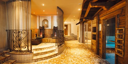 Wellnessurlaub - Dorf Tirol - Indoor Saunabereich mit Infrarot-Stühlen - Activehotel Bergkönig