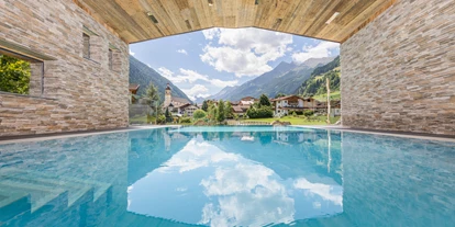 Wellnessurlaub - Dorf Tirol - Outdoor-Solebecken mit 35°C Wassertemperatur  - Activehotel Bergkönig