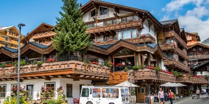 Wellnessurlaub - Babysitterservice - Aussenansicht Sommer - Walliserhof Grand-Hotel & Spa