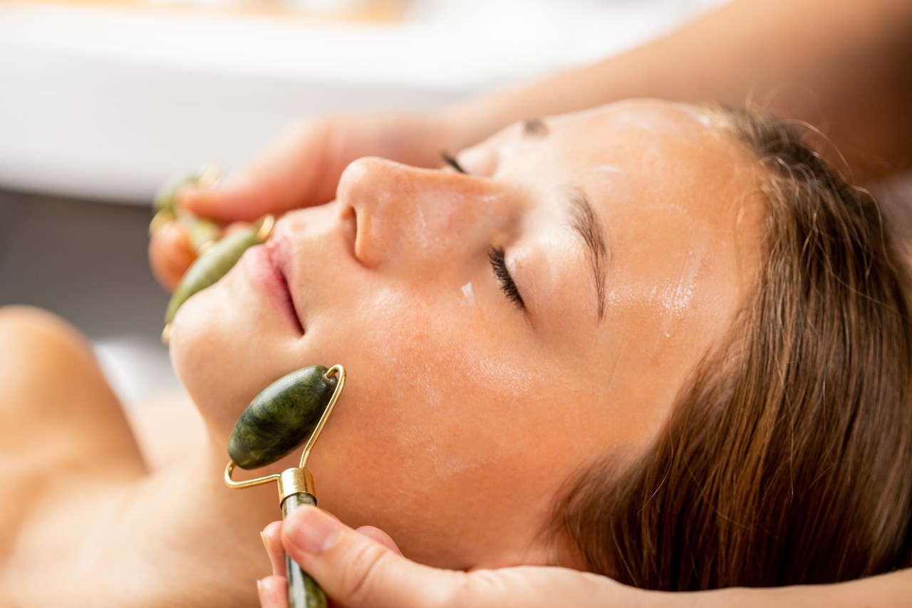 Das Bayrischzell Familotel Oberbayern Behandlungen im Detail Revitalisierende Gesichtsbehandlung | Mit kühlender Jadestein Anwendung