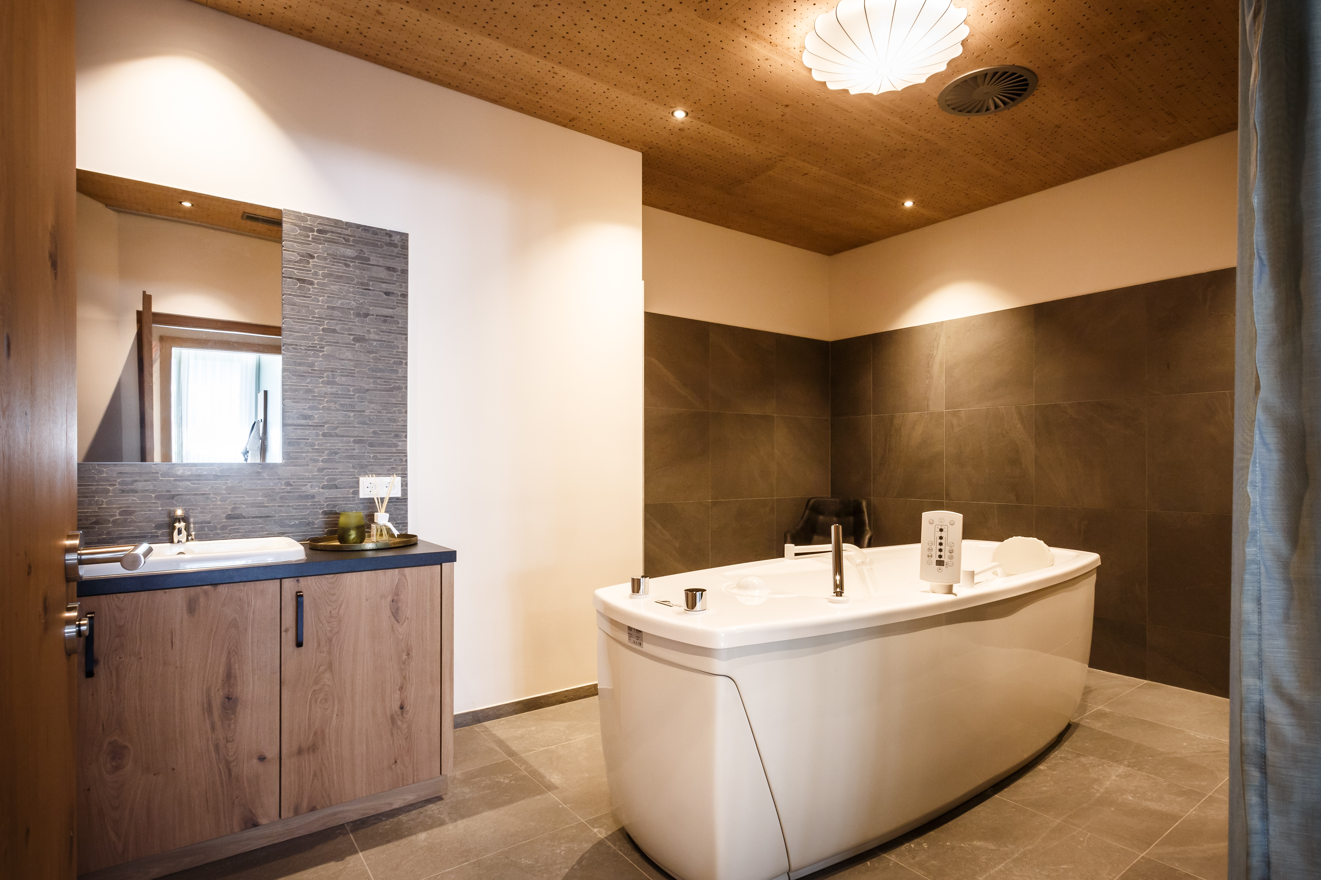 Das Bayrischzell Familotel Oberbayern Behandlungen im Detail Hydroxeur Unterwassermassage | Basische Entspannung