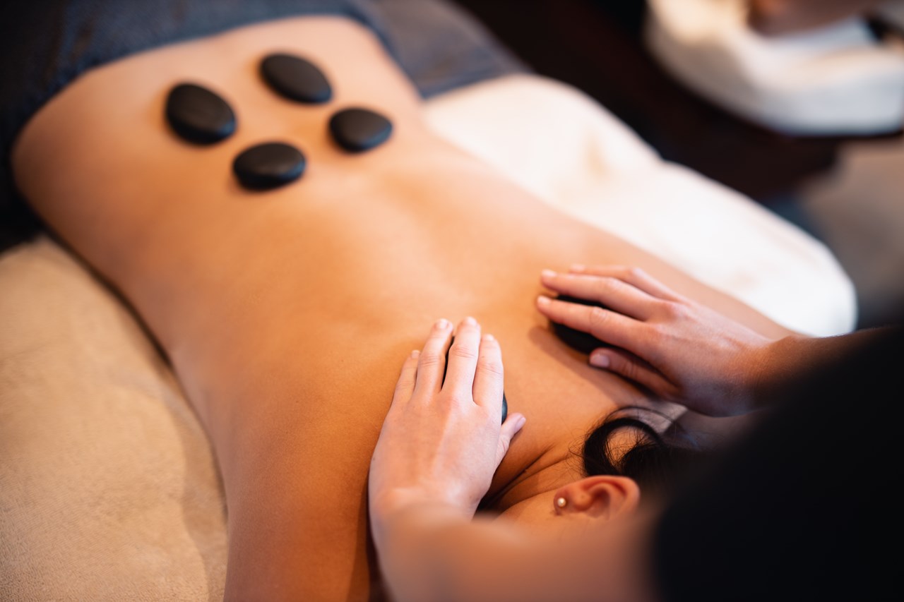 Das Bayrischzell Familotel Oberbayern Massagen im Detail Warme Basaltsteinmassage (Hot Stone) | Tiefenwärme