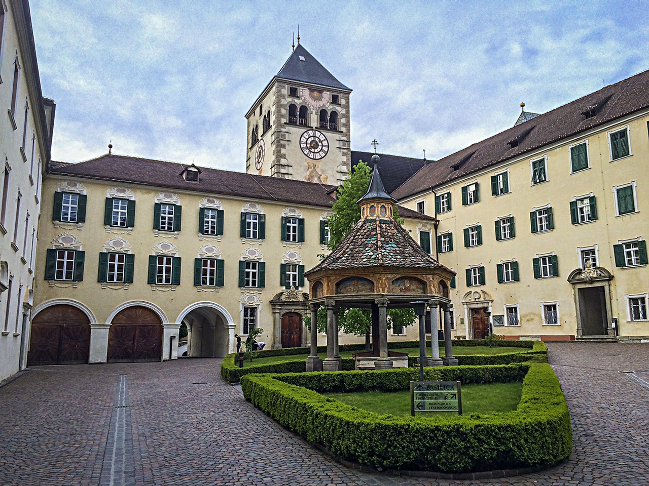 Hotel Masl Ausflugsziele Das Augustiner Chorherrenstift Neustift mit Kloster Neustift (30 Min)