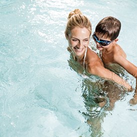 Wellnesshotel: Schwimmbad (Außen) - Alpin Hotel Masl