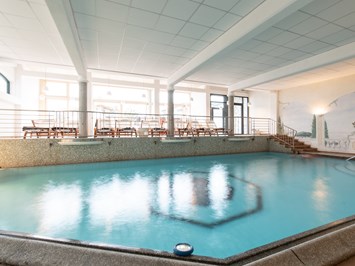 Mari Pop Hotel Zillertal Saunen und Bäder im Detail Indoor Pool