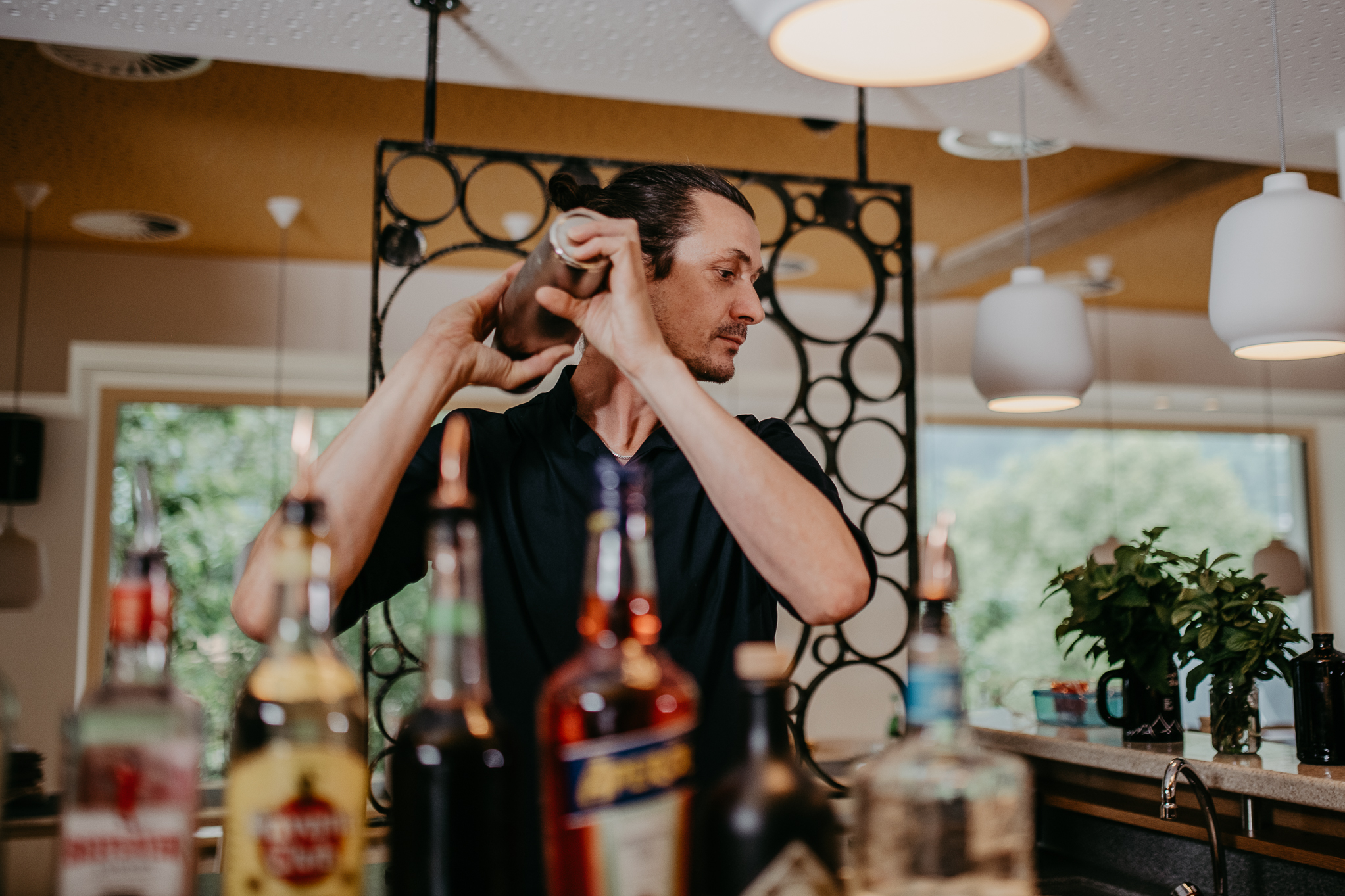 Wellnesshotel: Chef Markus hinter der Bar - Mari Pop Hotel Zillertal