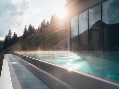 Wellnessurlaub - Fontanella - Infinitypool Sonnenuntergang - Alpenstern Genießerhotel