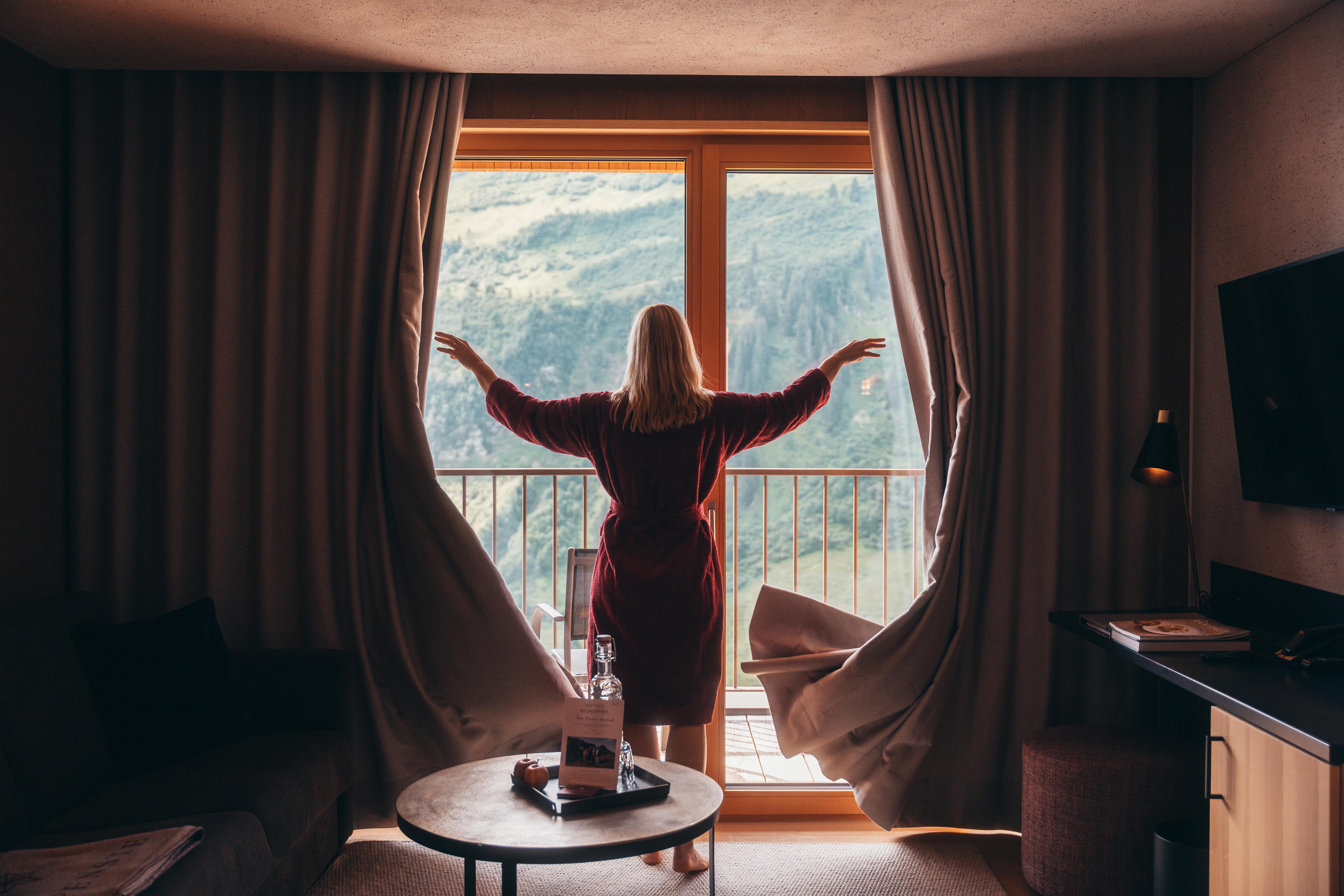 Wellnessurlaub - Österreich - Aufwachen im Alpenstern Hotelzimmer - Alpenstern Genießerhotel