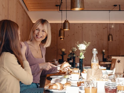 Wellnessurlaub - Fontanella - Hausgästerestaurant - Stühle - Alpenstern Genießerhotel