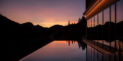 Wellnessurlaub - Finnische Sauna - Infinitypool im Sonnenuntergang - Alpenstern Panoramahotel