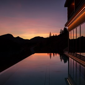 Wellnesshotel: Infinitypool im Sonnenuntergang - Alpenstern Panoramahotel