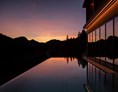 Wellnesshotel: Infinitypool im Sonnenuntergang - Alpenstern Panoramahotel