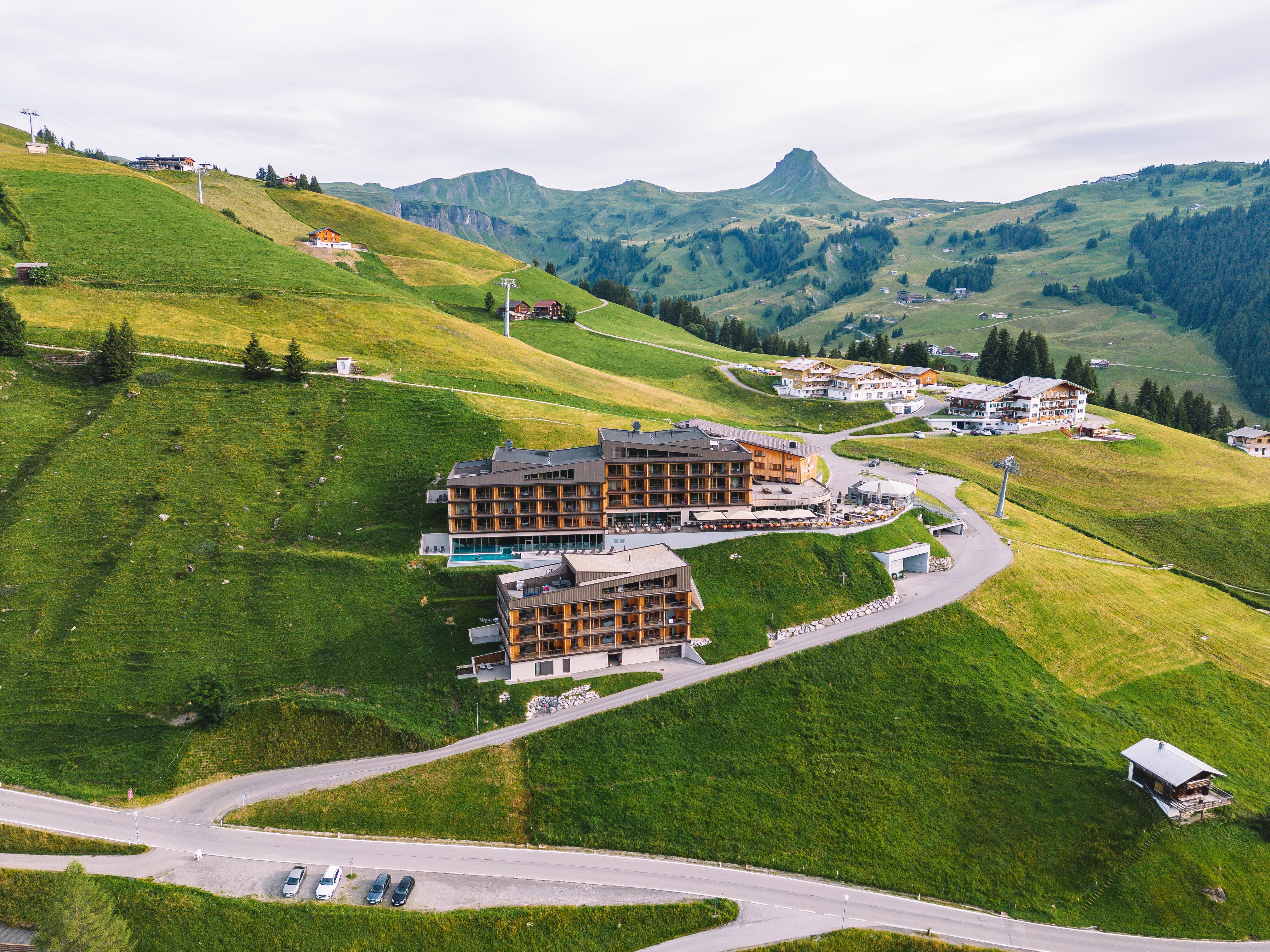 Wellnesshotel: Außenansicht des Hotel Alpenstern im Sommer, mitten im Wandergebiet Bregenzerwald - Hotel Alpenstern - Hotel | Umgebung