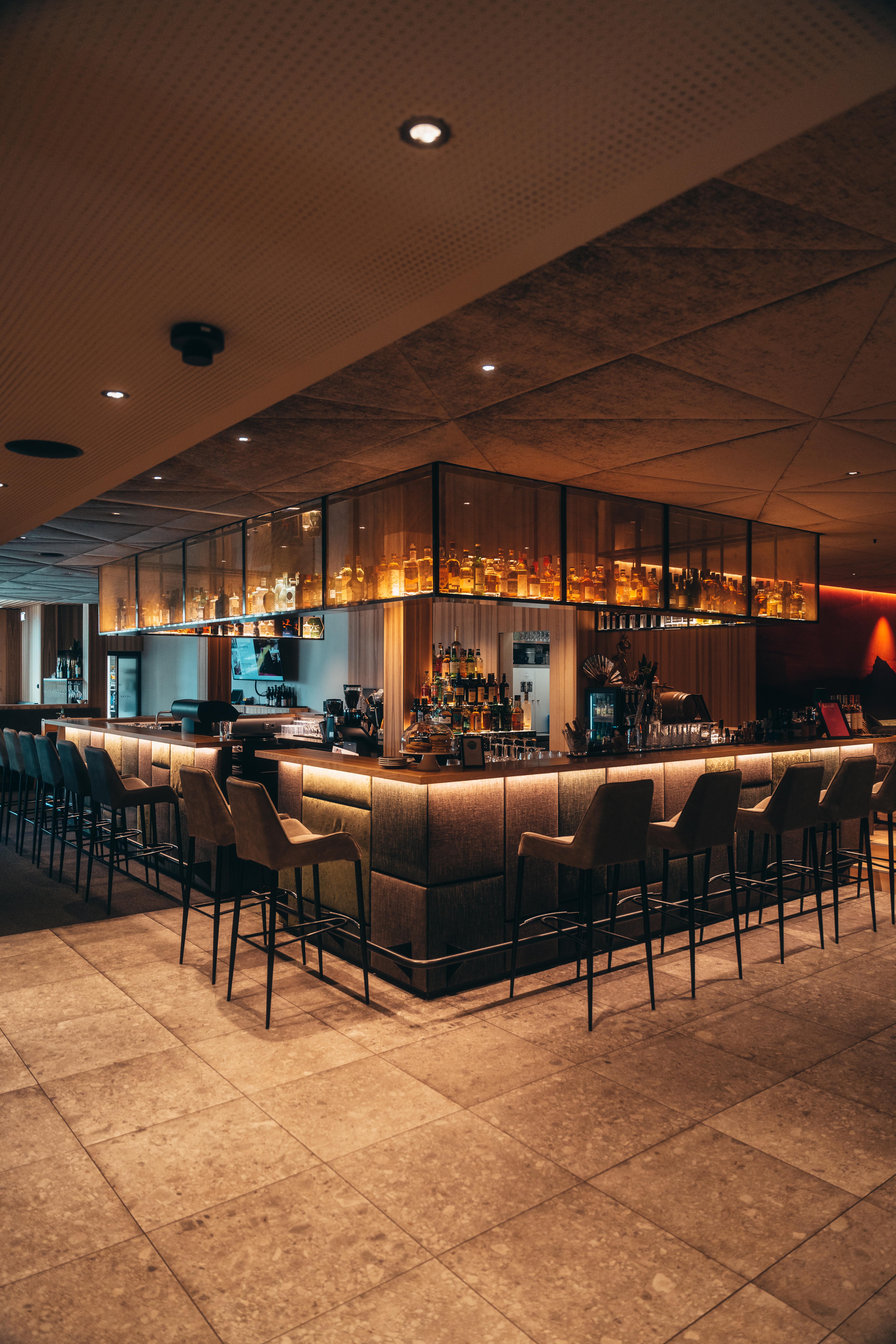 Wellnesshotel: Die Hotelbar "Novum" wird geleitet von Headbartender Oliver Polster - Hotel Alpenstern - Kulinarik | Restaurant