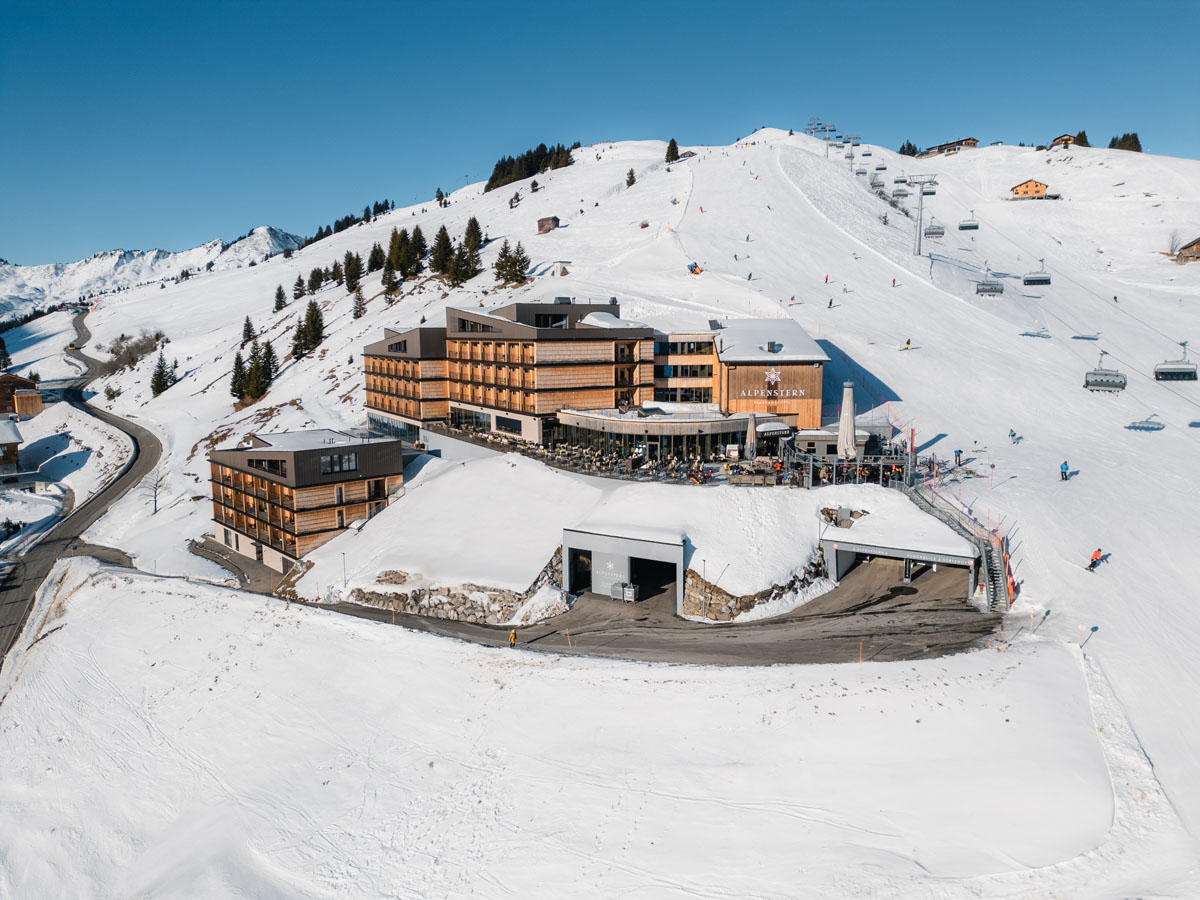 Wellnesshotel: Außenansicht Hotel Alpenstern im Winter, direkt an der Piste - Hotel Alpenstern - Hotel | Umgebung