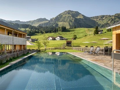 Wellnessurlaub - Fontanella - Außenpool Bergpool Hotelpool Wellness Pool Bergblick - Fuchsegg Eco Lodge