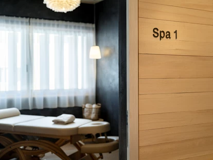 Wellnessurlaub - Fontanella - Massageraum Spa Wellness Wellnesshotel Sparaum - Fuchsegg Eco Lodge
