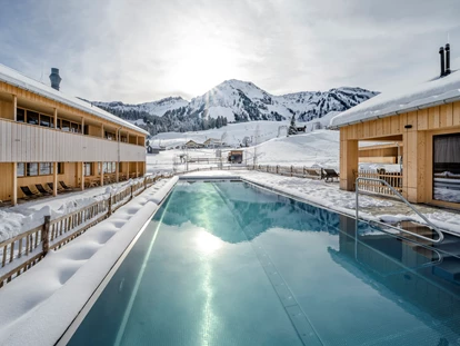 Wellnessurlaub - Fontanella - Outdoor-Pool - Eingebettet in eine traumhafte Bergkulisse ist unser ganzjährig beheizter Außenpool. - Fuchsegg Eco Lodge