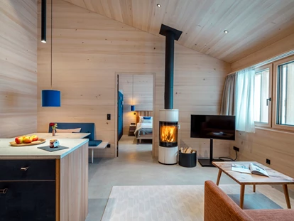 Wellnessurlaub - Fontanella - Chalet Flux Ambiente am flackernden Kaminfeuer, mit offenem Bad mit Badewanne, lässige Kork-Küche und eigener Terrasse, hohe Dachschrägen mit viel Luft zum Atmen - Fuchsegg Eco Lodge