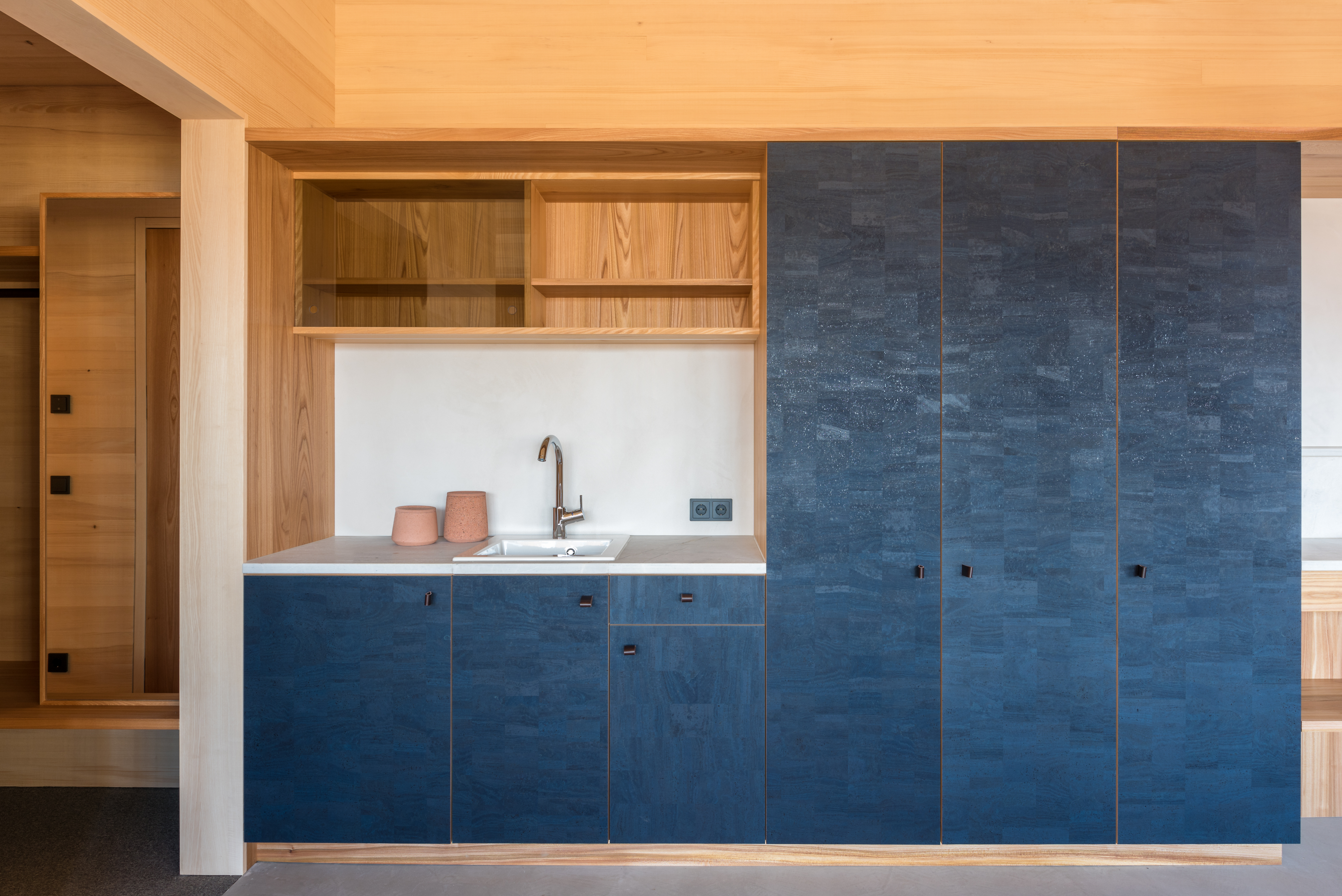 Wellnesshotel: Das „Herzstück“ – der Fuchsegg Gedanke – ist uns wichtig: Ökologische, wohngesunde Materialien, heimische Hölzer, Stein, Woll-Filz und Lehmkaseinböden. Der Charme der Lodge ist einladend und präsent. - Fuchsegg Eco Lodge