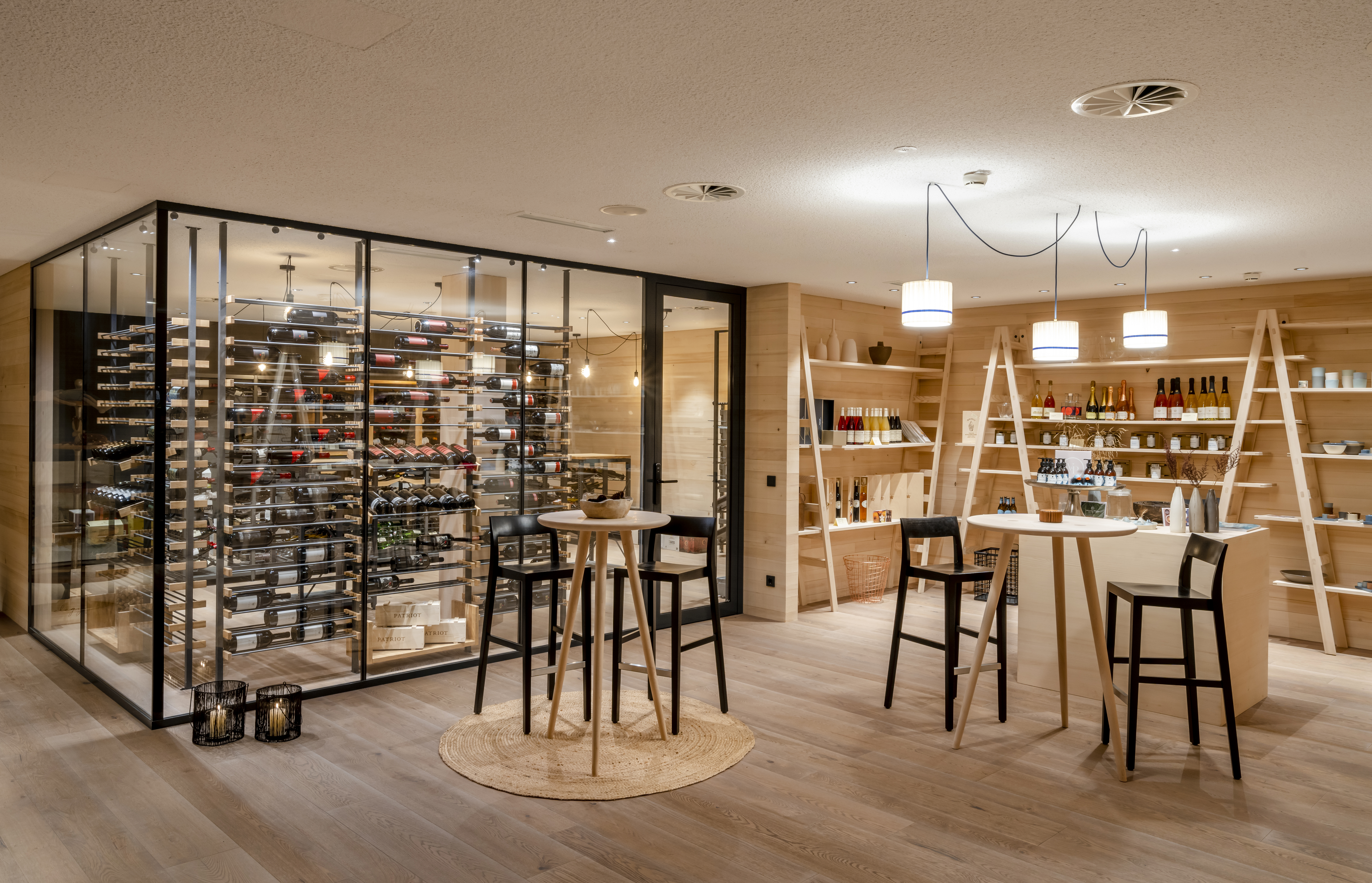 Wellnesshotel: Wein - Authentische Weine sind immer geprägt von ihrem Ursprung. Und sie erzählen eine Geschichte. Unsere Weine erzählen von Herkunft, von der Kraft der Natur und dem respektvollen Umgang mit Boden, Pflanzen, Tier und Mensch.  - Fuchsegg Eco Lodge